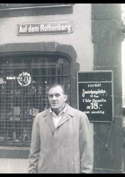 Dr. Henry M. Rothberg egy német burkolólapgyárban az 1960-as években
